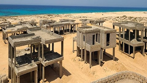 وحدات سياحية تحت الإنشاء في أحد المشاريع بالساحل الشمالي بمصر