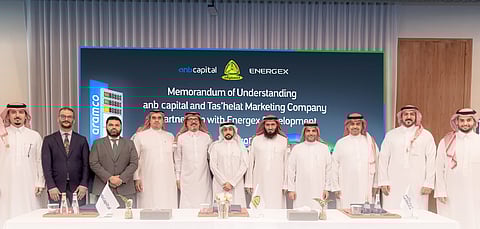 مسؤولو الشركات بعد توقيع الاتفاقية