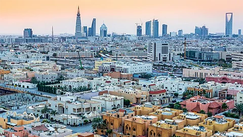السعودية تدرس رفع رسوم العقارات الشاغرة
