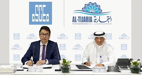 أثناء توقيع الاتفاقية بين "التجارية العقارية" و(CSCEC) الصينية