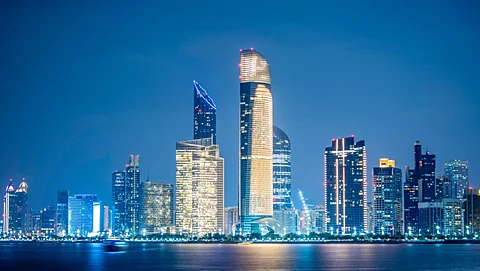 أبوظبي تشهد تشريعات مرنة تدعم المطوِّرين وتحمي المستثمرين