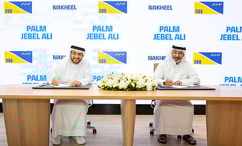 خلال توقيع العقود