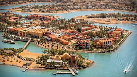 منتجع سياحي في مدينة الغردقة المصرية على ساحل البحر الأحمر