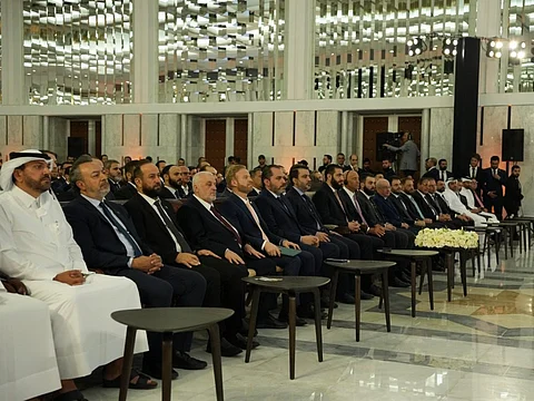 الرئيس السوري، أحمد الشرع، يتوسط الحضور في قصر الشعب بدمشق
