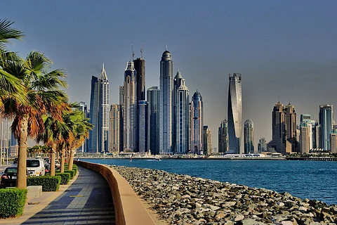 أبراج سكنية وتجارية مُطلة على الخليج العربي في مدينة دبي
