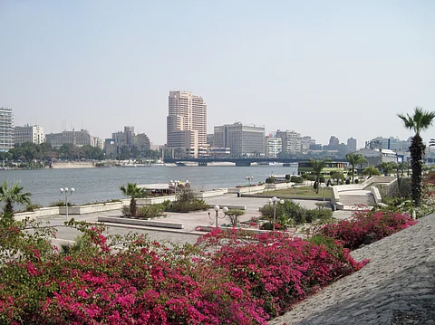 منطقة للجلوس والتنزه مُطلة على نهر النيل في القاهرة