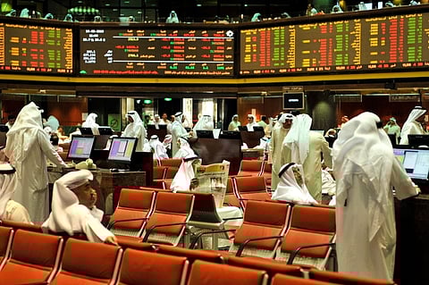 مستثمرون يتابعون التداولات ببورصة الكويت
