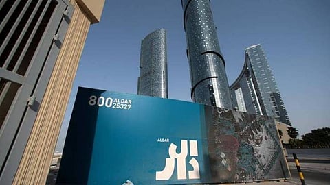 شعار شركة "الدار العقارية" على أحد مشاريعها