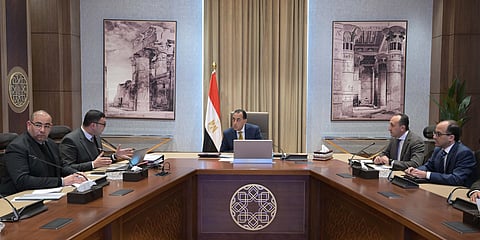 د. مصطفى مدبولي، رئيس مجلس الوزراء المصري، خلال اجتماعه بأعضاء اللجنة الاستشارية للتنمية العمرانية