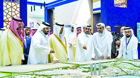 وزير البلدية القطري ووزير البلديات والإسكان السعودي خلال فعاليات منتدى قطر العقاري
