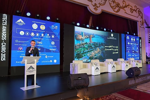 د. عبد الخالق إبراهيم، مساعد وزير الإسكان بمصر، خلال مهرجان جوائز المعماريين العرب