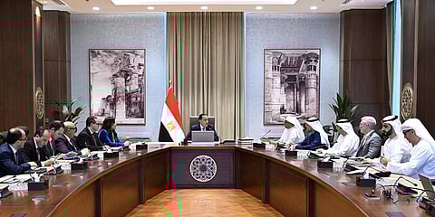 د. مصطفى مدبولي، رئيس الوزراء المصري، خلال متابعته مستجدات تنفيذ مشروع رأس الحكمة