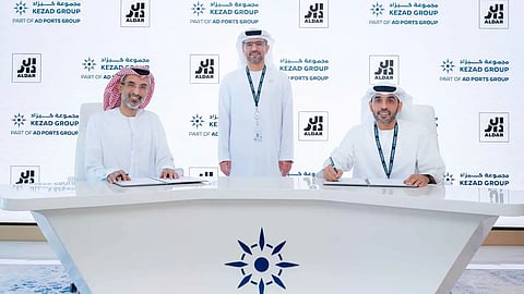 خلال توقيع الصفقة