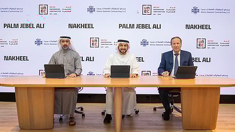 جانب من توقيع العقدَين