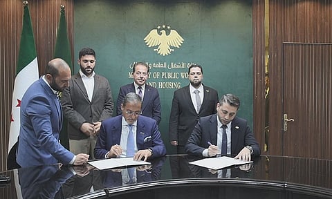 خلال توقيع عقد المشروع