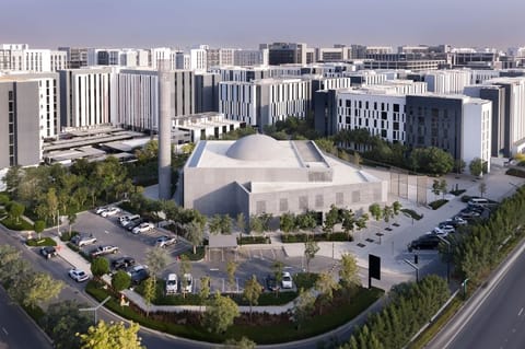 مسجد القرآن في قلب مجمع "إيست فيليدج" السكني بمنطقة الجادة بالشارقة