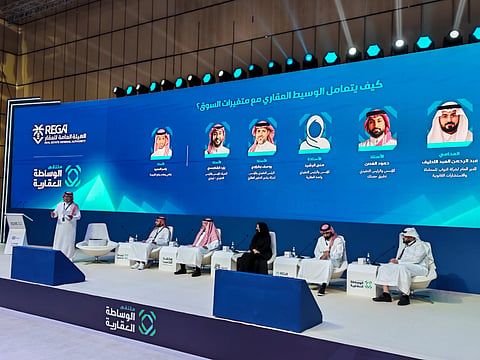 جلسة حوارية بعنوان كيف يتعامل الوسيط العقاري مع متغيرات السوق؟ ضمن ملتقى الوساطة العقارية
