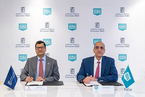 خلال توقيع اتفاقية الشراكة بين "دبي الجنوب" و"الإمارات دبي الوطني"