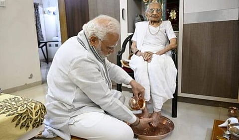 PM Modi's mother Hiraba is no more: Modi sat in the hearse with his mother's body; Will attend all the scheduled programs after the funeral