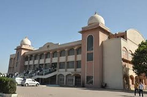 Indore: इंदौर के देवीहिल्या विश्वविद्यालय में छात्रों के भविष्य के साथ हो रहा है खिलवाड़