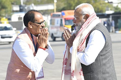 शिवराज सिंह चौहान पीएम नरेंद्र मोदी का स्वागत करते हुए