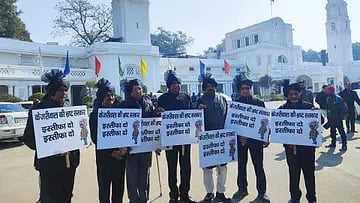 काले कपड़े-पगड़ी पहनकर विधानसभा पहुंचे BJP विधायक,