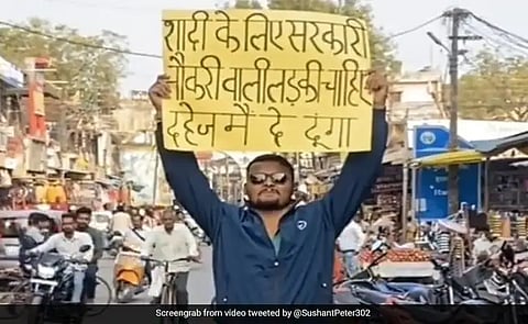 शादी के लिए सरकारी नौकरी वाली लड़की चाहिए... पोस्टर लेकर सड़क पर घूम रहा शख्स