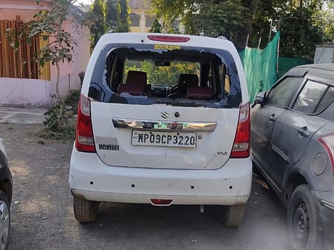 संघ के स्वयं सेवक की कार पर हुआ पथराव, मुस्लिम युवको की गिरफ्तरी पर अडे संघ के कार्यकर्ता