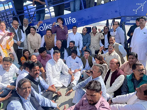 दिल्ली एयरपोर्ट पर हाई ड्रामा! पवन खेड़ा को उड़ान भरने से रोकने पर कांग्रेस ने रनवे के पास किया प्रदर्शन