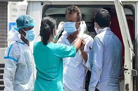 दिल्ली में बेलगाम होते कोरोना पर एक्शन मोड में दिल्ली सरकार, स्वास्थ्य मंत्री सौरभ भारद्वाज ने बुलाई इमरजेंसी मीटिंग