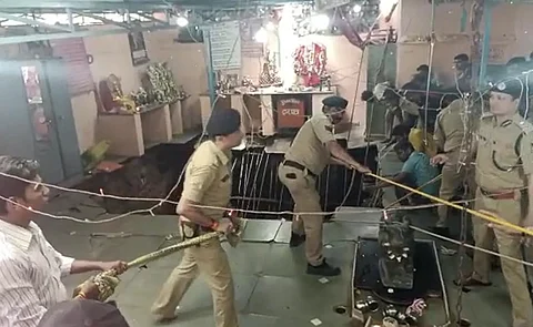 Big accident in Indore on the occasion of Ram Navami, 25 people fell into stepwell due to roof collapse in Jhulelal temple