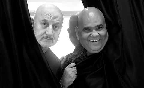 Anupam Kher: Anupam Kher became emotional remembering his 45-year-old friendship with Satish Kaushik, sharing VIDEO wrote- 'Zindagi toh aage…