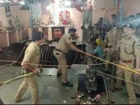 Indore:रामनवमी पर गयी 14 लोगो की जान;मंदिर की बावड़ी का छत धंसी