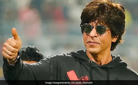 Shahrukh Khan could not stop himself after seeing the love of this fan in the stadium, gave a check of so many lakhs as a gift, people started saying - the real king