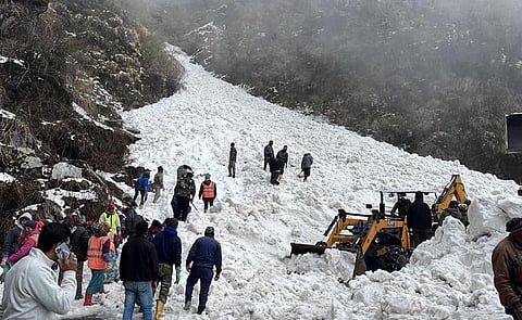 Heavy avalanche in Nathu La, Sikkim, many tourists are feared to be trapped
