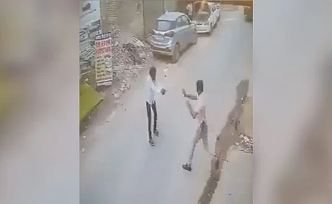 On the road, the miscreant openly pointed the pistol at the police, without caring for his life, the soldier did something like this