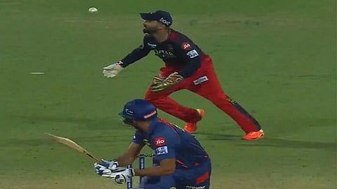 Dhoni's talk is not in Dinesh karthik, the wicketkeeper could not handle the last ball, fans trolled