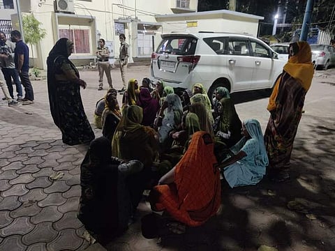 इंदौर के मंदिर में तोड़ फोड़ , हत्या की धमकी ; हिन्दूवादी संगठनो और महिलाओं का आरोप