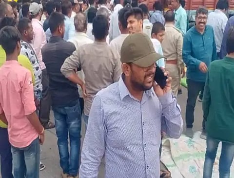 इंदौर में MR-5 रिंग रोड पर किसानों का चक्काजाम:नकद पेमेंट के लिए व्यापारियों को बेचा गेहूं; सही दाम नहीं मिलने पर फूटा गुस्सा