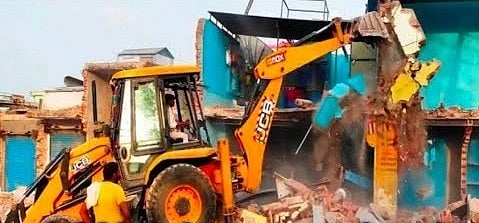 भोपाल में जिला प्रशासन की बड़ी कार्रवाई:अवैध कॉलोनी में चली JCB
