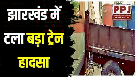Big rail accident averted in Jharkhand, tractor stuck between track and gate