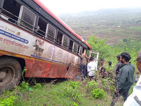 Tragic road accident in Nashik, bus full of 30 passengers fell into the ditch