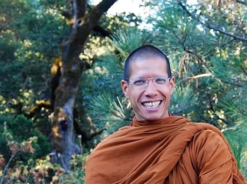 बुद्ध के जैसा उनका ये भक्त, 40,000 करोड़ की संपत्ति छोड़ बन गया बौद्ध भिक्षु,