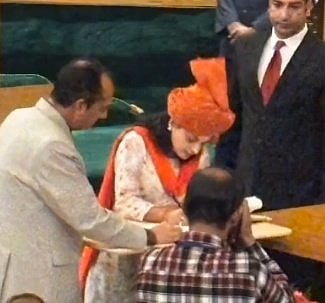 भाजपा की शगुन परिहार ने भगवा पगड़ी पहनकर जम्मू-कश्मीर विधानसभा में संस्कृत में शपथ ली, 'जय श्री राम' का नारा लगाया; वीडियो वायरल