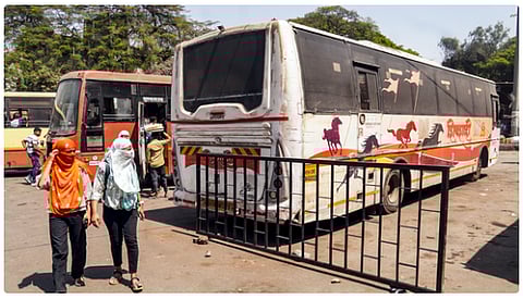 Pune, February 27, 2025: A new twist has emerged in the Pune bus rape case as police revealed that a ligature mark was found on the accused’s neck, leading to speculation about a possible suicide attempt. The accused, currently in police custody, was examined by medical professionals after officers noticed the mark during routine checks.
Police Investigation and Medical Report
According to officials, the accused was found with a mark around the neck, suggesting a possible attempt at self-harm. However, authorities are investigating whether it was a suicide attempt or if there is another explanation. The accused has been provided medical attention, and further reports are awaited.
Case Background
The case revolves around a shocking sexual assault incident that took place on a Pune city bus, leading to widespread outrage and calls for stricter security in public transport. The survivor had filed a complaint, prompting swift action from the police, who arrested the suspect shortly after.
Next Steps in the Investigation
Authorities are continuing their probe into the case while also ensuring the safety of the accused in custody. Legal proceedings are underway, and police have assured that the investigation will be carried out transparently and fairly.
This case has once again raised concerns about safety in public spaces and the need for stricter vigilance. Citizens and activists are demanding better security measures to prevent such incidents in the future.
Further updates will follow as the investigation progresses.