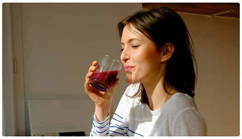 Renowned aesthetician Sreeja Shrestha, founder of the self-care brand Resolve, emphasizes that hydration is essential for beauty. She advocates for a daily regimen of nutrient-rich beverages to promote glowing skin and healthy hair. In a recent Instagram post, Shrestha shared her curated list of six daily beauty drinks:
Morning Boost: Hydration and Detoxification
Methi (Fenugreek) Water: Aids digestion, balances hormones, and reduces inflammation.
Black Raisin and Saffron Water: Enhances iron levels, improves blood circulation, and imparts a natural glow.
Post-Breakfast: Antioxidant Powerhouse
Beetroot and Carrot Juice: Rich in antioxidants and vitamins that brighten skin and combat free radicals.
Mid-Morning: Hydration and Skin Elasticity
Coconut Water: Provides natural hydration, replenishes electrolytes, and supports skin elasticity.
Post-Lunch (One Hour Later): Skin Plumping Drink
Collagen Drink: Maintains skin plumpness, hydration, and supports elasticity from within.
Post-Evening Walk: Strengthening from Within
Protein Shake (with water): Assists muscle recovery while promoting healthy skin and hair.
Shrestha's approach underscores the significance of internal nourishment for external beauty, focusing on hydration, circulation, protein, and collagen support. By incorporating these beverages into daily routines, individuals can achieve radiant skin and robust hair, embracing a holistic self-care philosophy.