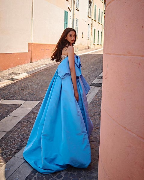 सुंदर पावडर ब्ल्यू गाऊनमध्ये अदिती राव हैदरी कान्सच्या स्ट्रीटवर