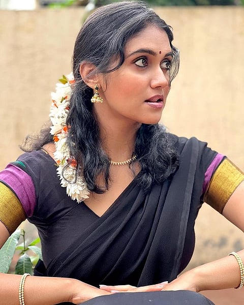 Rinku Rajguru : ओठांनी खूप काही गोष्टी दाबून ठेवल्या, रिंकूच्या अबोल फोटोंनी मन जिंकलं