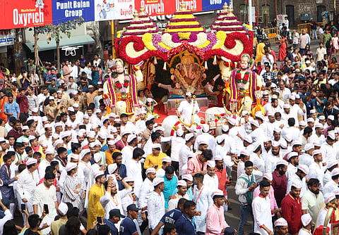 Ganeshotsav 2023 : साजिऱ्या दगडूशेठ बाप्पांच्या स्वागताला लोटली पुण्यनगरी