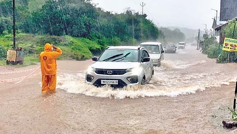धुवाँधार पावसाने महाबळेश्वर - पाचगणी रस्त्यावर पाणी आल्याने या पाण्यातून वाट काढताना वाहनचालकांना कसरत करावी लागत आहे. (छाया : प्रेषित गांधी)